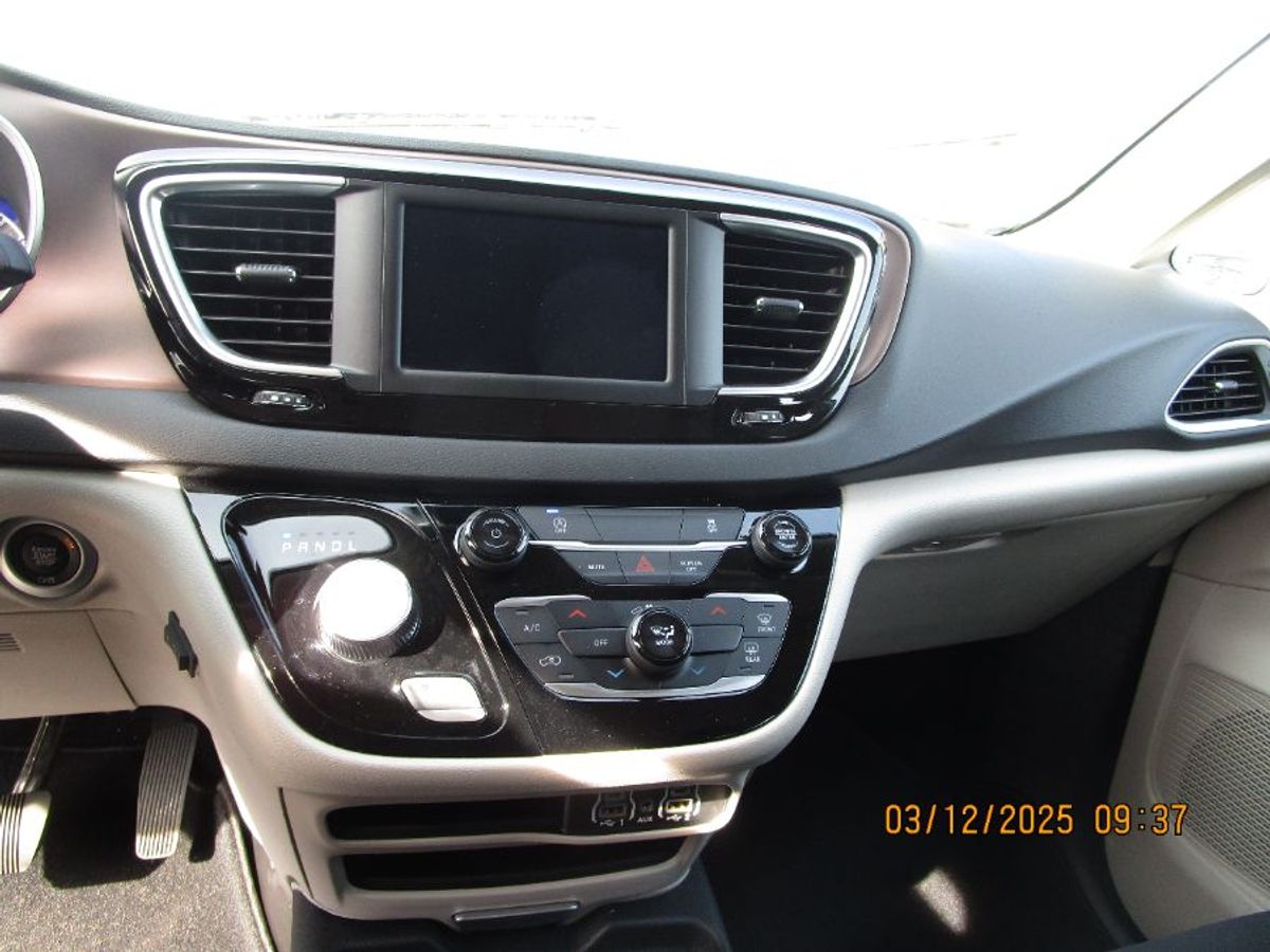 White Chrysler Voyager image number 4