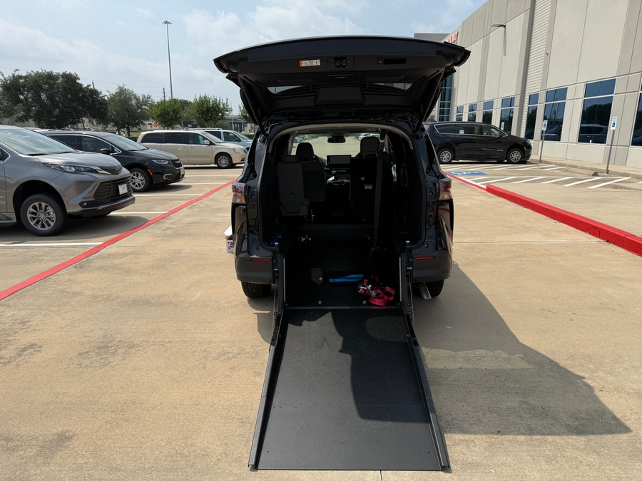 Imagen de la Toyota Sienna negra número 11