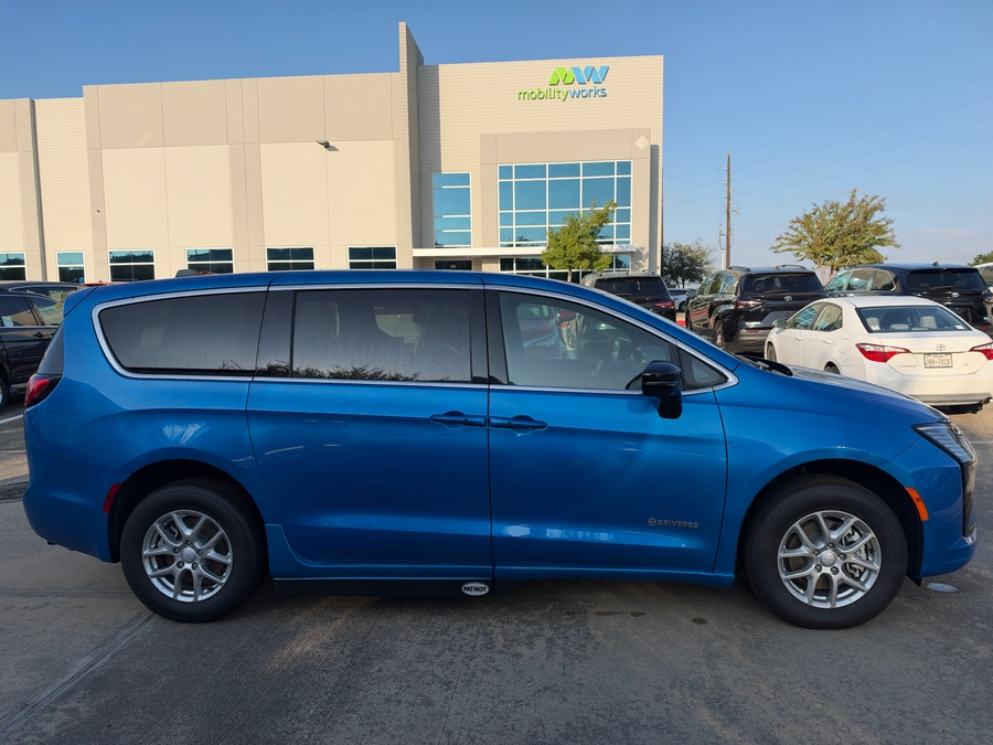 Blue Chrysler Pacifica image number 1
