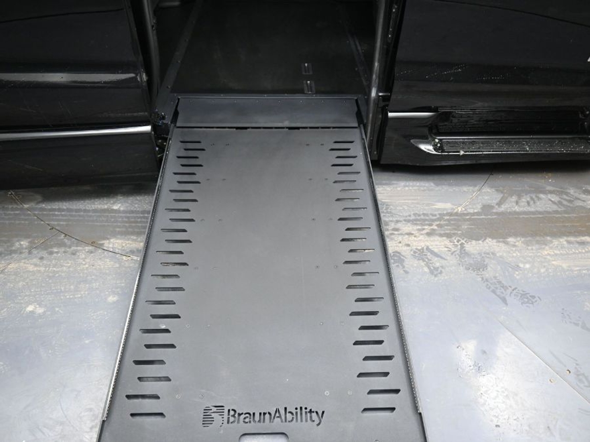 Black Chrysler Pacifica image number 10