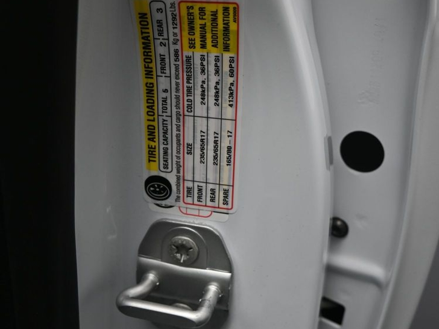 White Chrysler Voyager image number 13