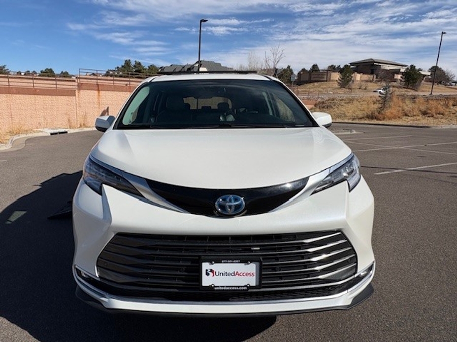 Used 2021 Toyota Sienna Hybrid Limited - BraunAbility Side Entry Entry Fold Out Automatic Ramp