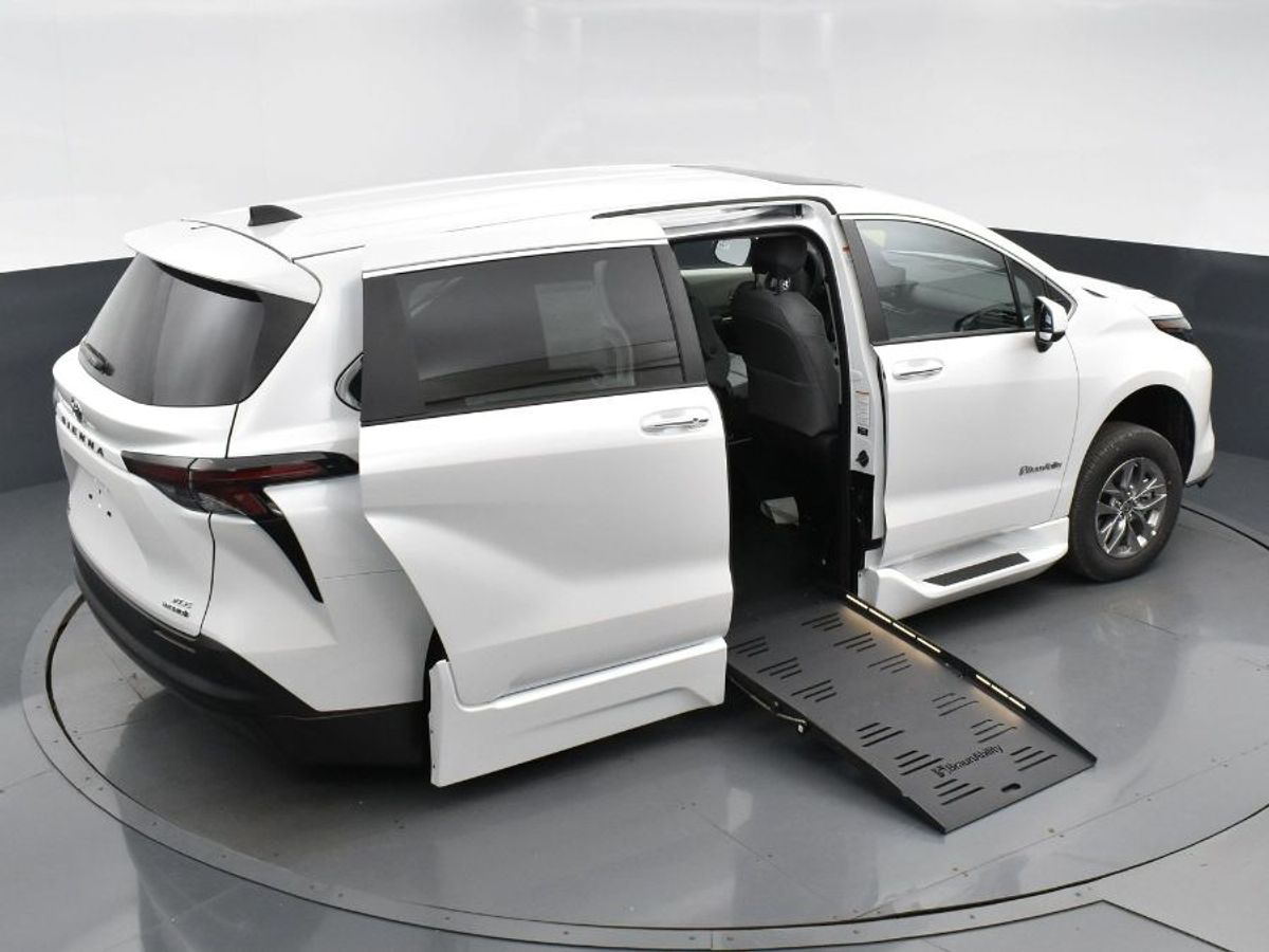 2023 TOYOTA SIENNA - Image 24