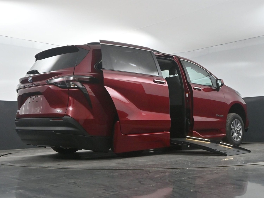 New 2025 Toyota Sienna Hybrid XLE Plus - BraunAbility Side Entry Entry Fold Out Automatic Ramp