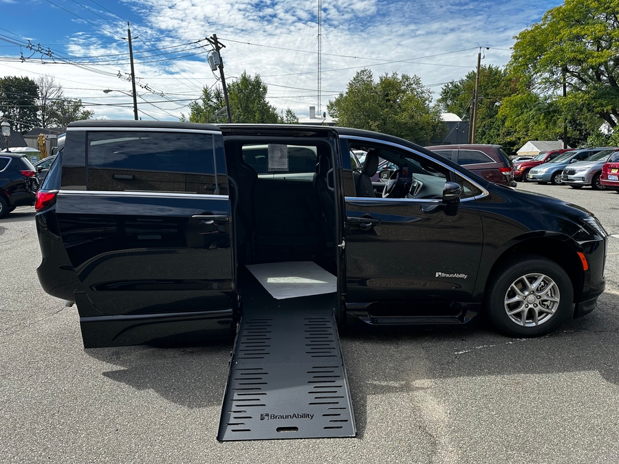 Black Chrysler Pacifica image number 25