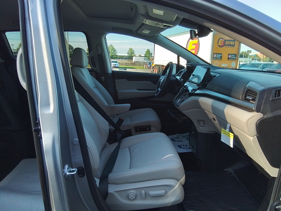 Silver Honda Odyssey image number 40