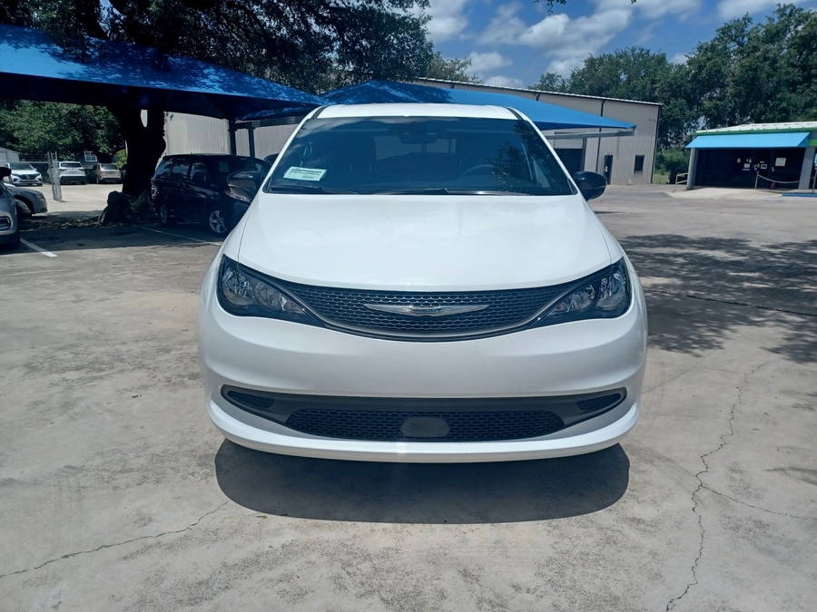 White Chrysler Voyager image number 6