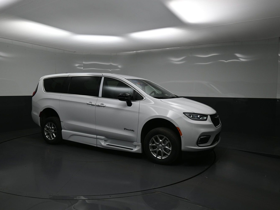 White Chrysler Pacifica image number 16