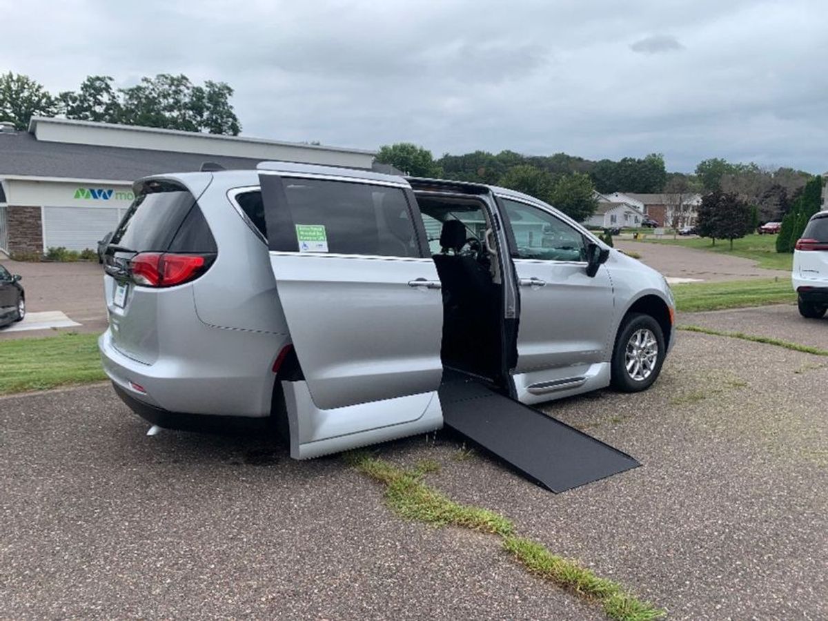 Silver Chrysler Voyager image number 14