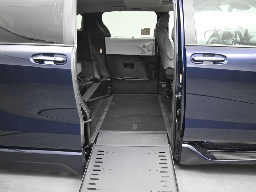Blue Toyota Sienna image number 10
