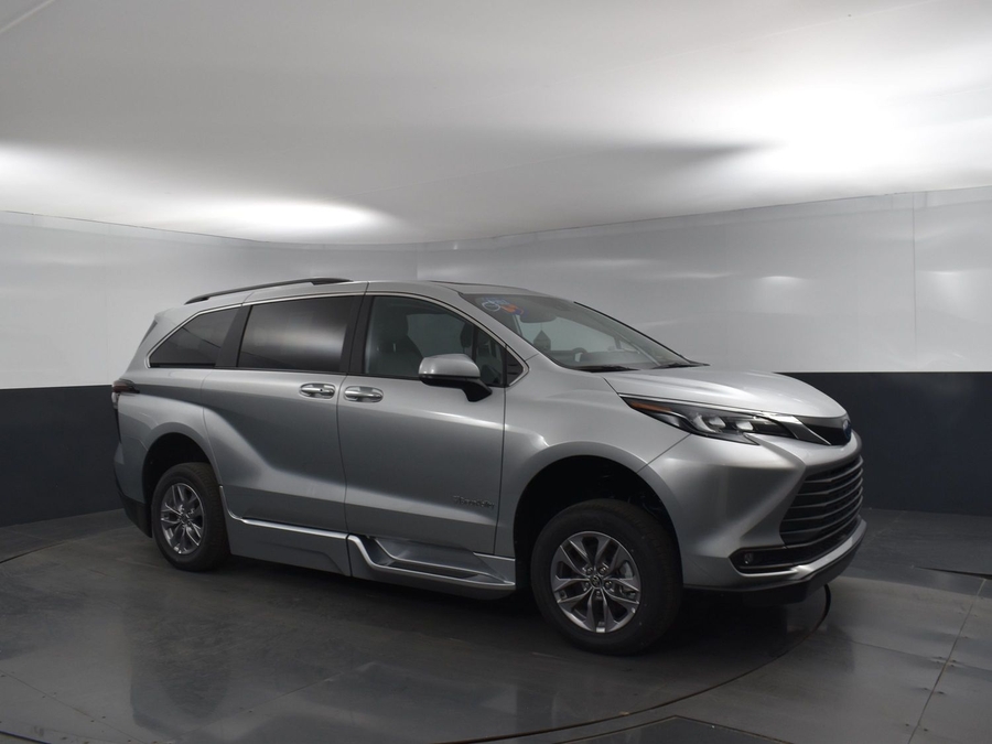 New 2025 Toyota Sienna Hybrid XLE Plus - BraunAbility Side Entry Entry Fold Out Automatic Ramp
