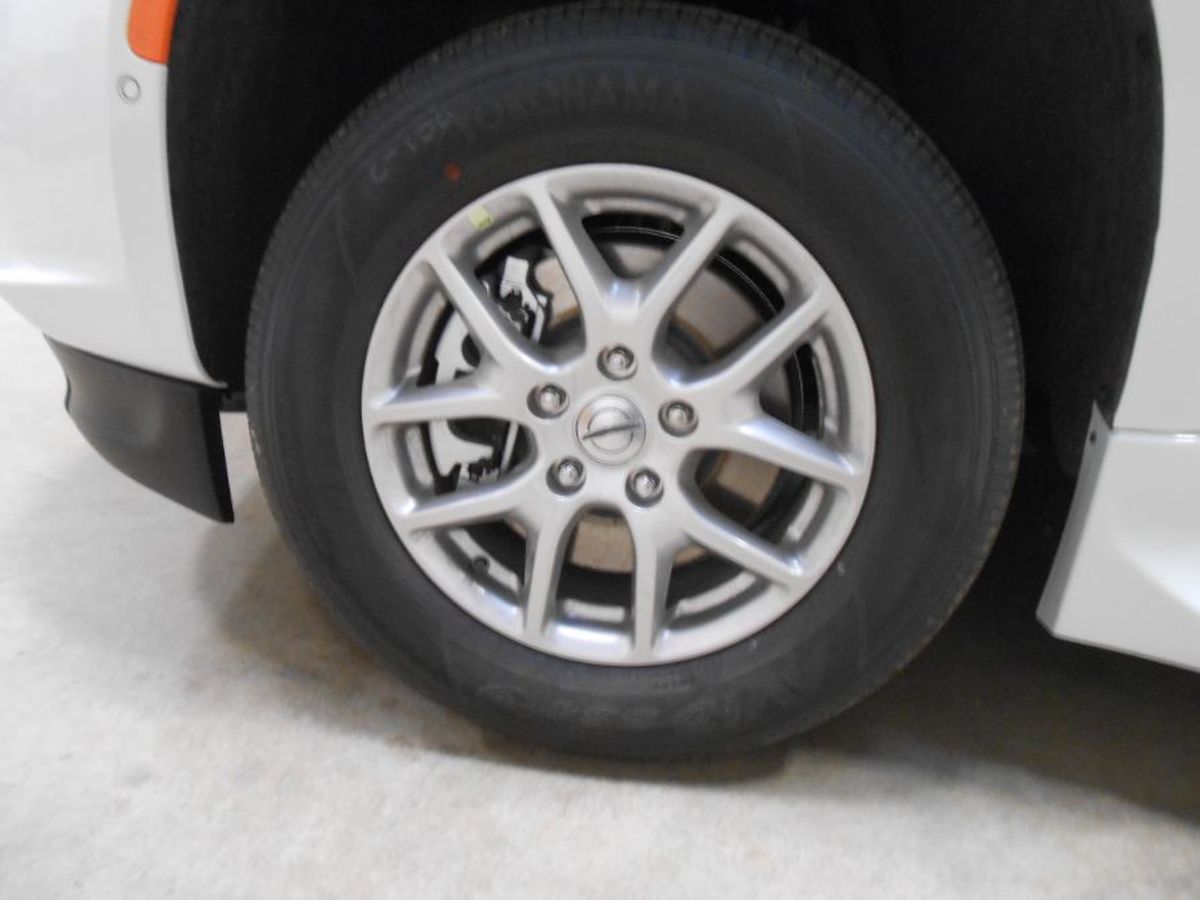 White Chrysler Pacifica image number 17