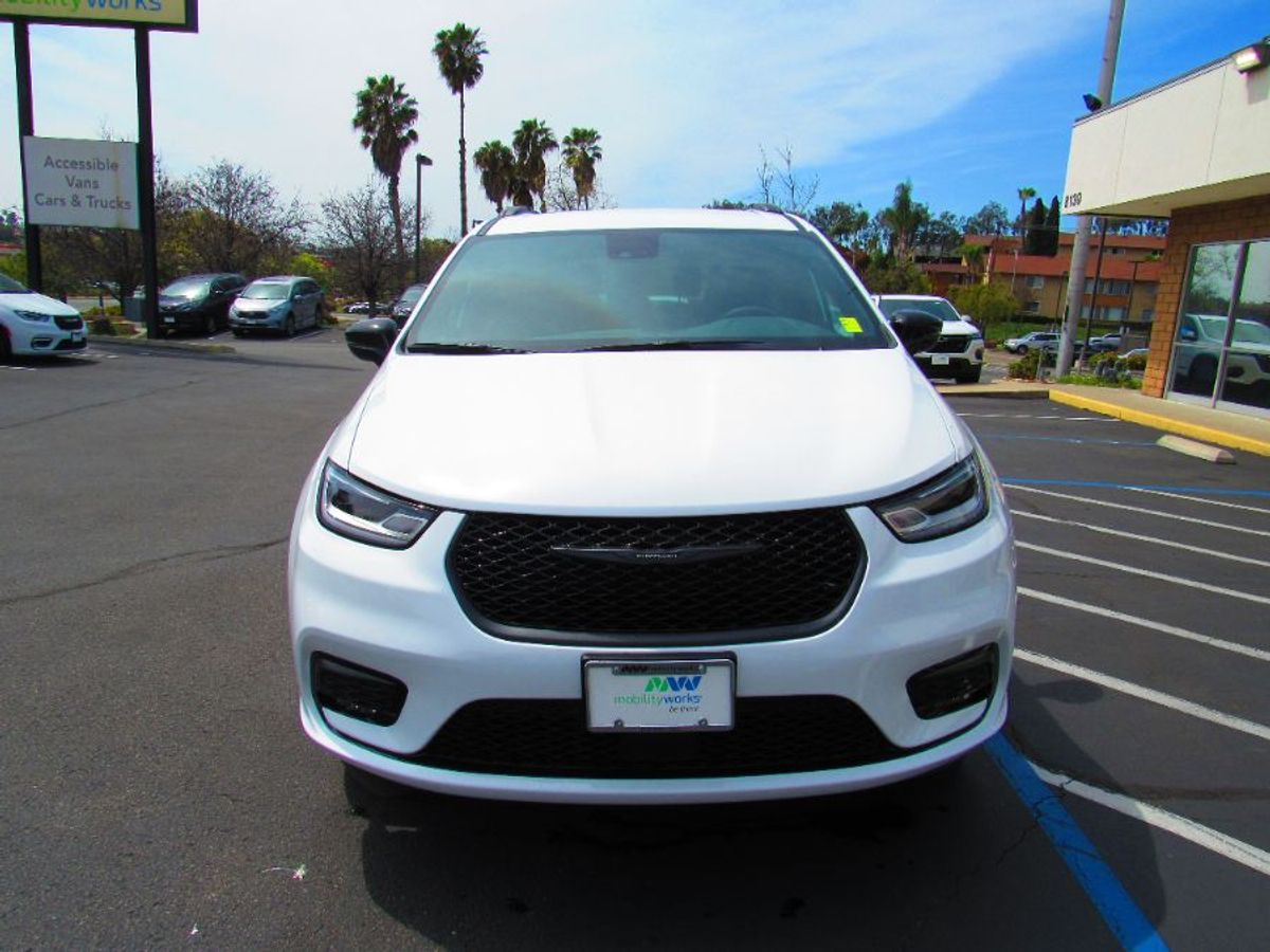 White Chrysler Pacifica image number 2