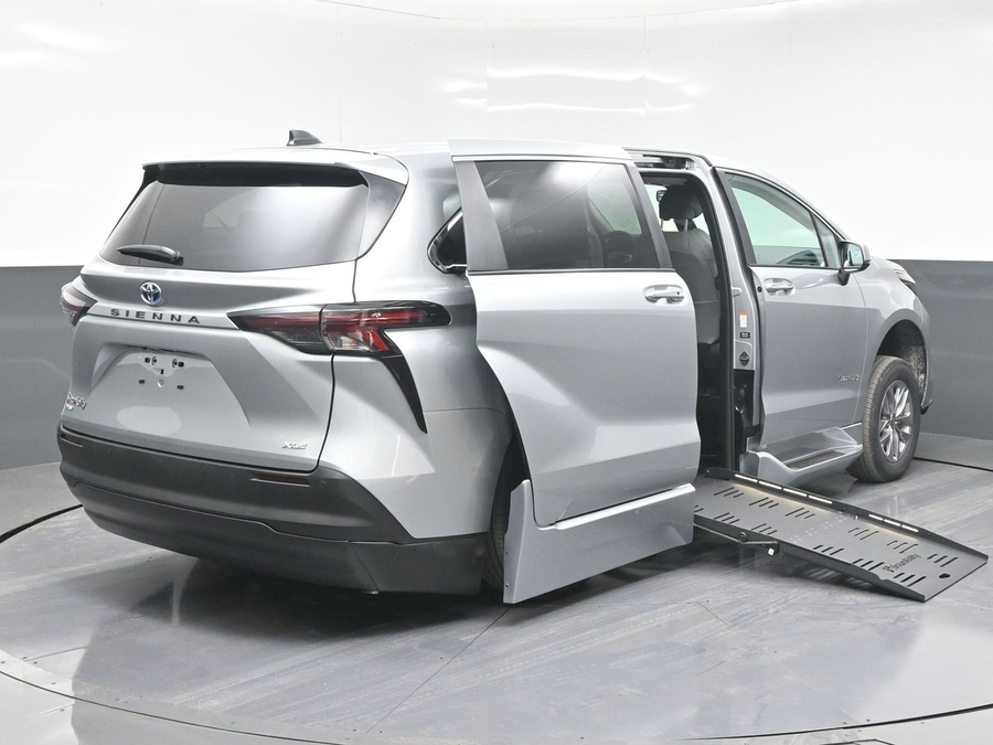 New 2025 Toyota Sienna Hybrid XLE Base - BraunAbility Side Entry Entry Fold Out Automatic Ramp