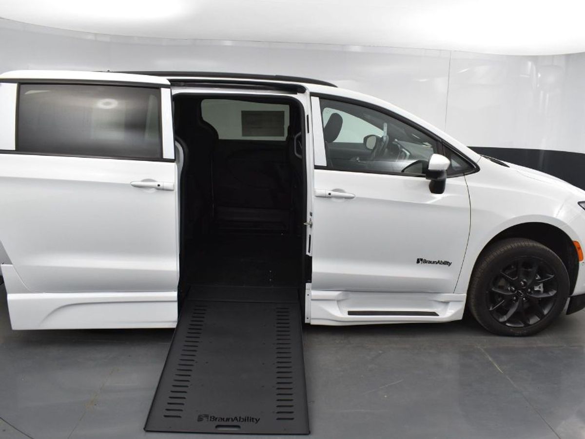White Chrysler Pacifica image number 1