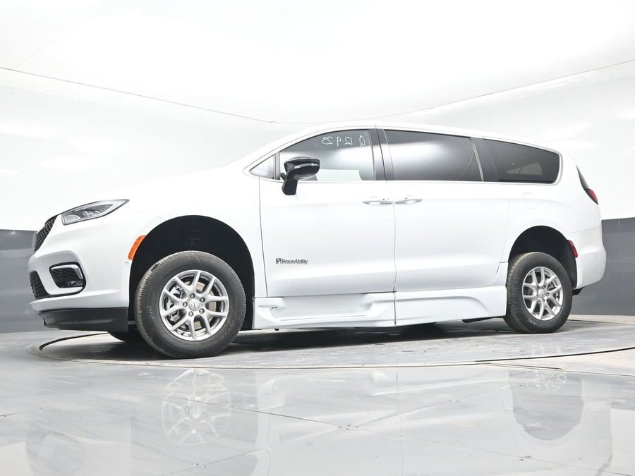 New 2025 Chrysler Pacifica Select Safety - BraunAbility Side Entry Entry Fold Out Automatic Ramp