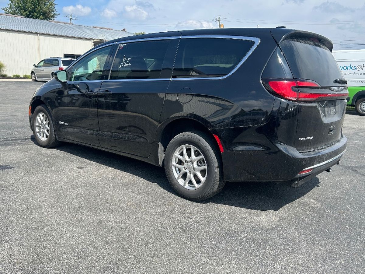 Black Chrysler Pacifica image number 5