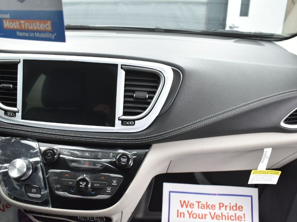 Silver Chrysler Pacifica image number 4