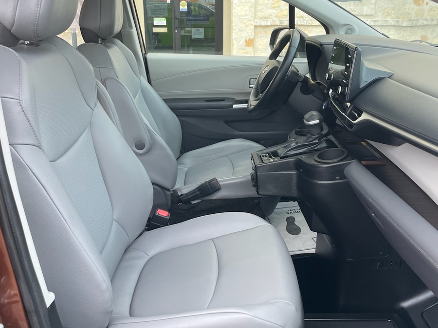  Toyota Sienna image number 10