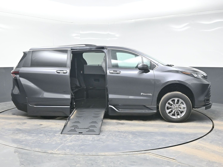 New 2025 Toyota Sienna Hybrid XLE Plus - BraunAbility Side Entry Entry Fold Out Automatic Ramp