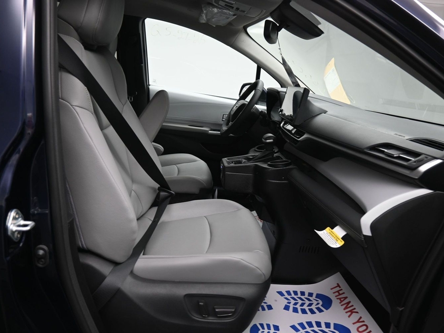 New 2026 Toyota Sienna Hybrid XLE Base - BraunAbility Side Entry Entry Fold Out Automatic Ramp