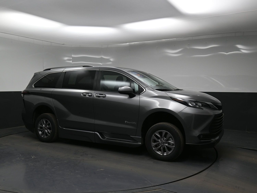 Grey Toyota Sienna image number 15