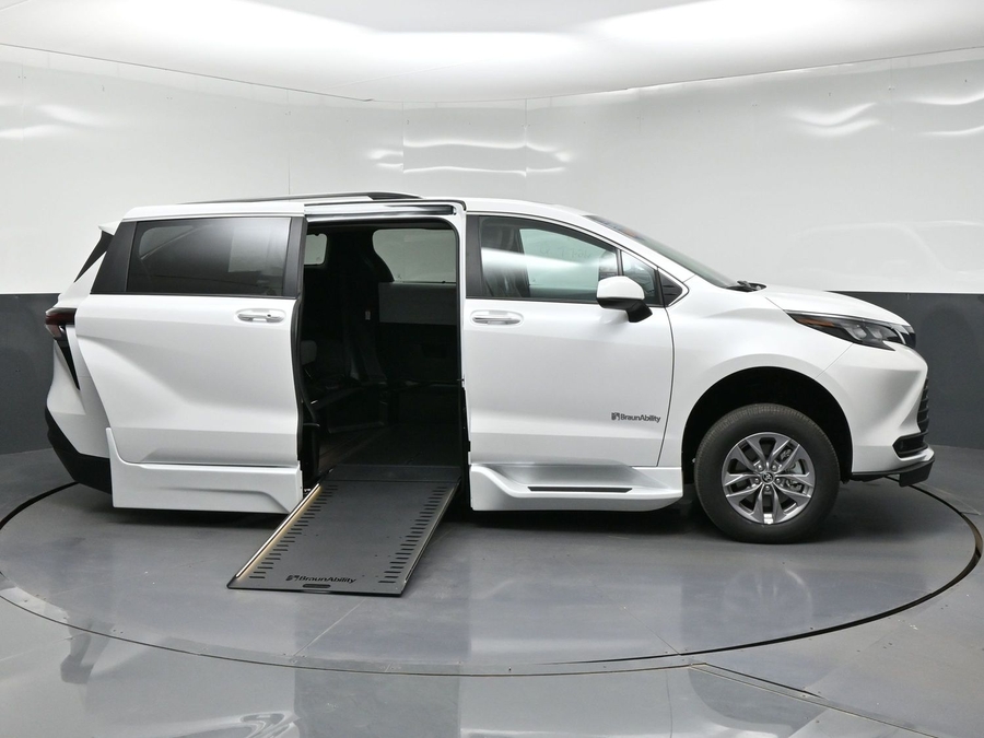 White Toyota Sienna image number 5