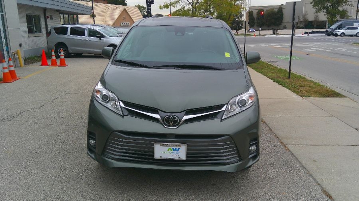 2018 TOYOTA SIENNA - Image 2