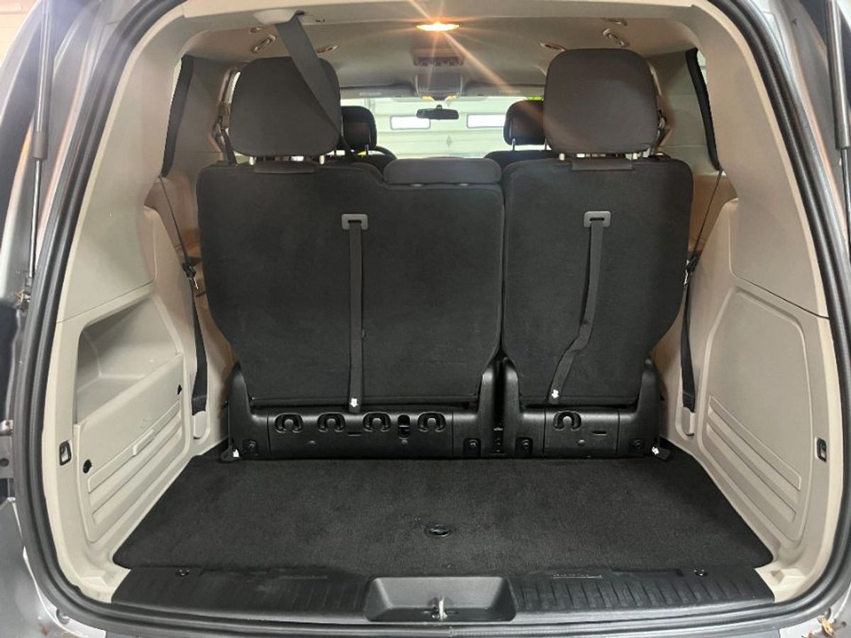 Silver Dodge Grand Caravan image number 19