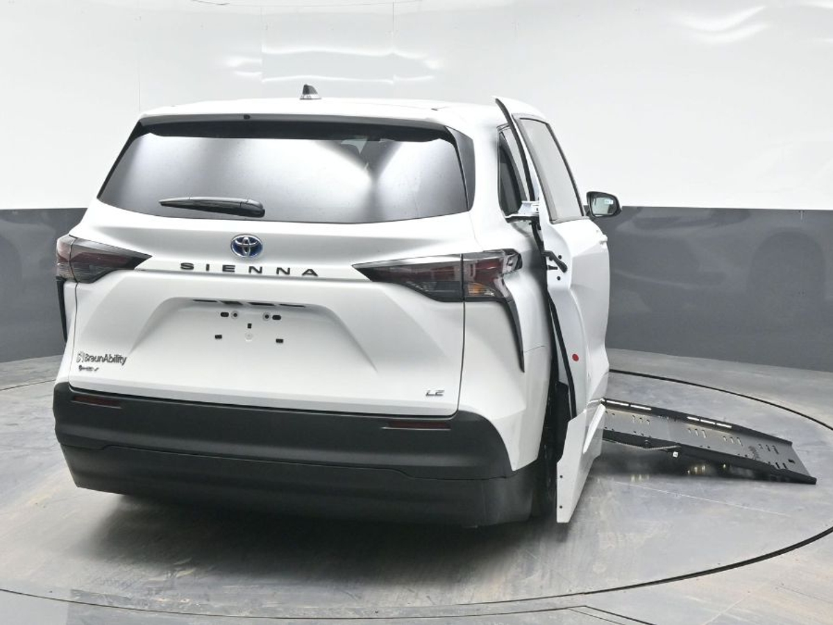 2025 TOYOTA SIENNA - Image 4