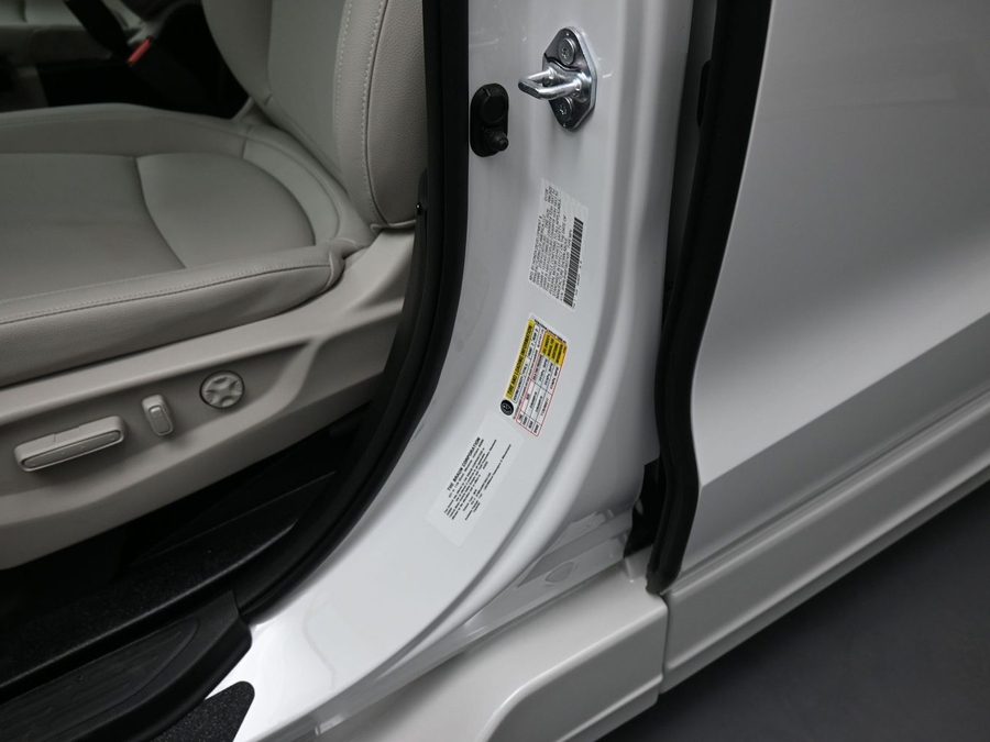 White Honda Odyssey image number 13