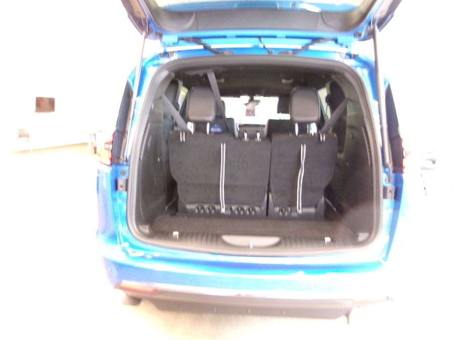 Blue Chrysler Pacifica image number 19