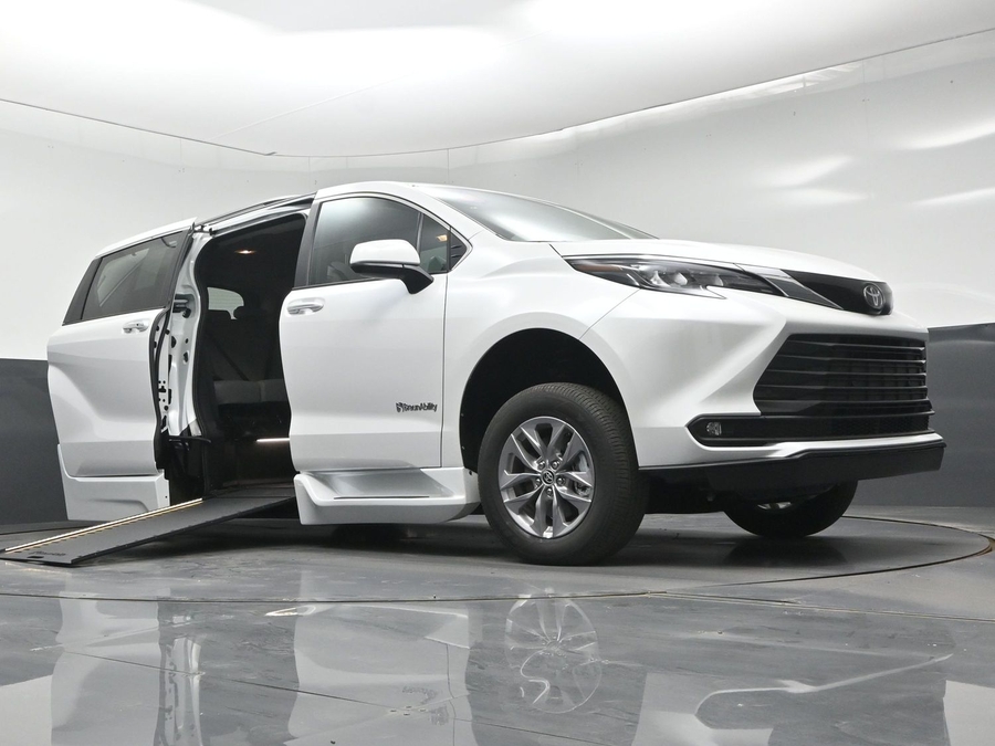 White Toyota Sienna image number 24