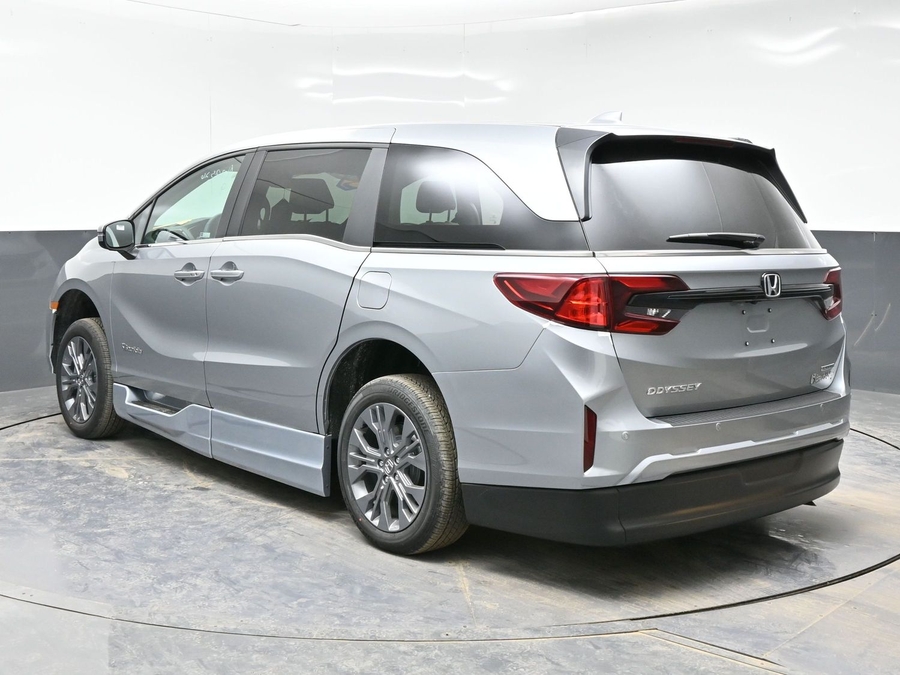 Silver Honda Odyssey image number 4