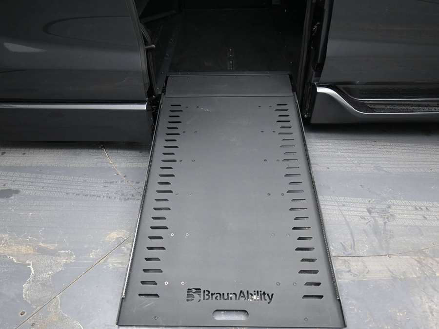 New 2025 Toyota Sienna Hybrid XLE Base - BraunAbility Side Entry Entry In Floor Automatic Ramp