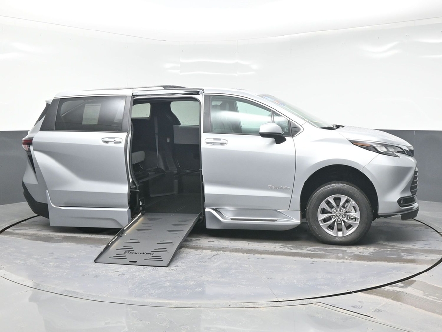 New 2025 Toyota Sienna Hybrid XLE Plus - BraunAbility Side Entry Entry Fold Out Automatic Ramp
