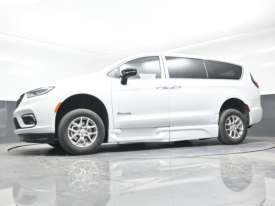 White Chrysler Pacifica image number 16
