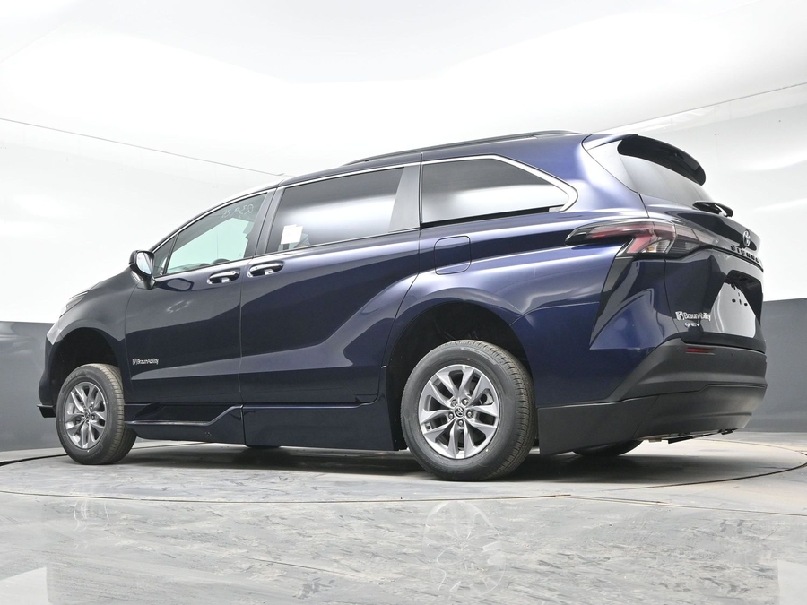 New 2026 Toyota Sienna Hybrid XLE Base - BraunAbility Side Entry Entry Fold Out Automatic Ramp
