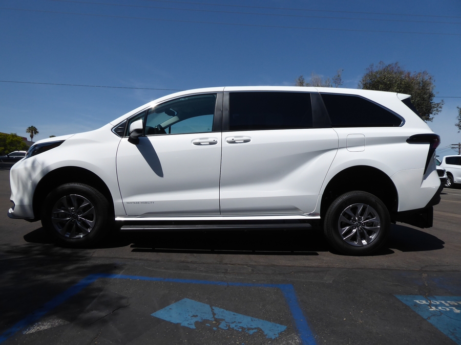 New 2026 Toyota Sienna Hybrid LE w swivel 2nd row - Vantage Mobility Commercial Rear Entry Fold Out Manual Ramp