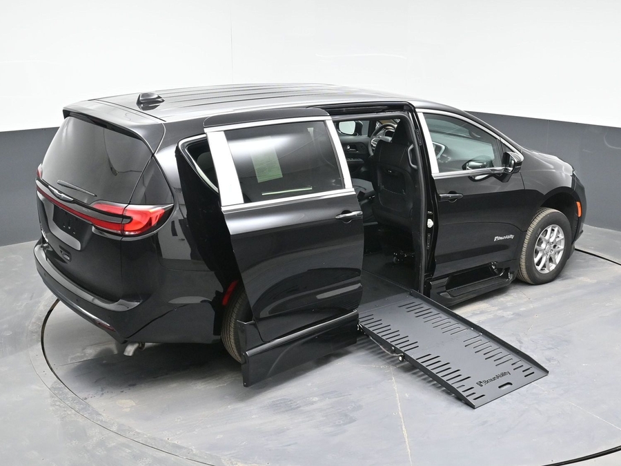 Black Chrysler Pacifica image number 25