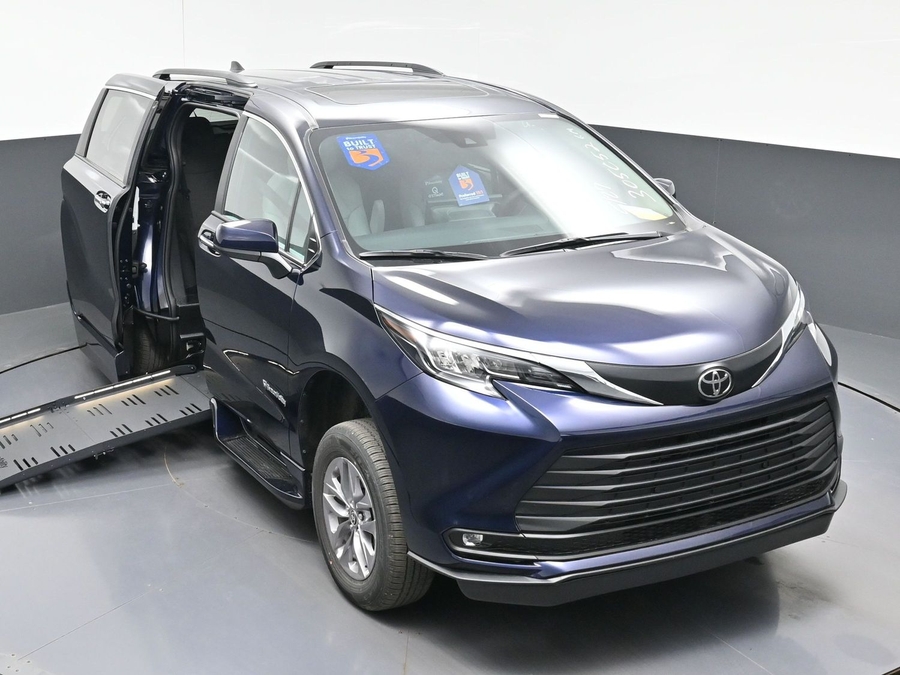 New 2026 Toyota Sienna Hybrid XLE Base - BraunAbility Side Entry Entry Fold Out Automatic Ramp