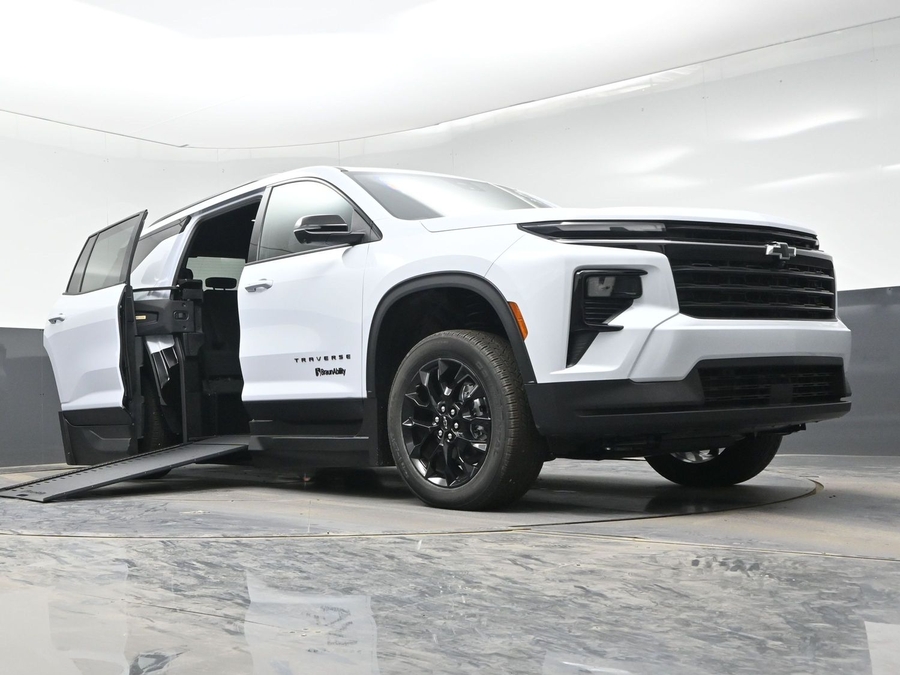 New 2026 Chevrolet Traverse 1LT Midnight - BraunAbility Side Entry Entry In Floor Automatic Ramp