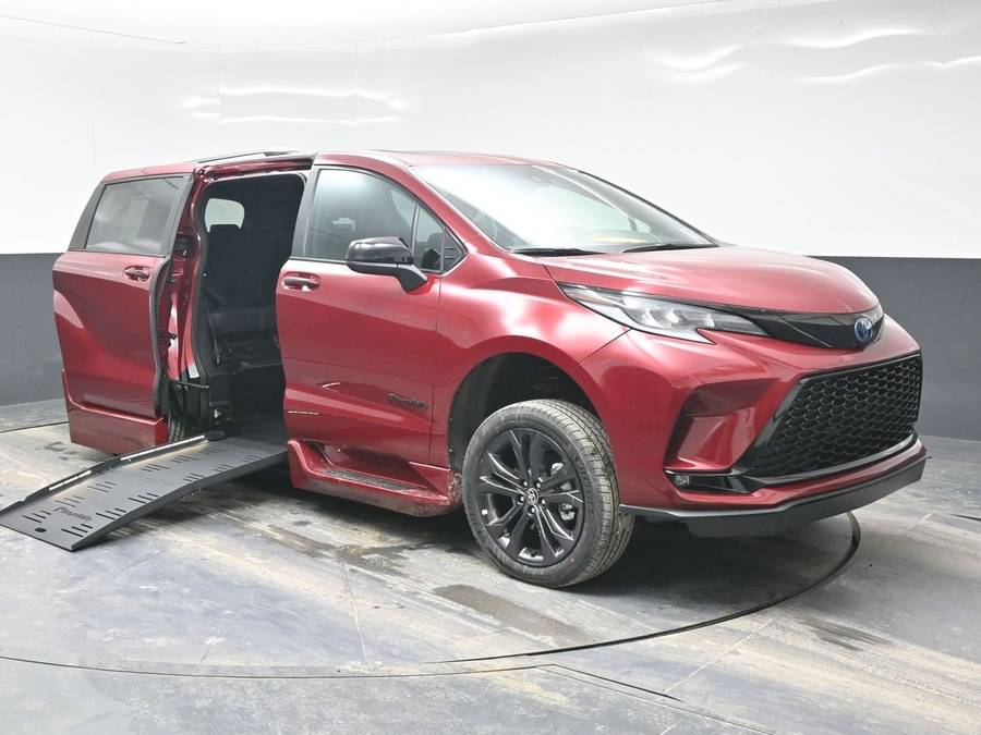 New 2025 Toyota Sienna Hybrid XSE Sport - BraunAbility Side Entry Entry Fold Out Automatic Ramp
