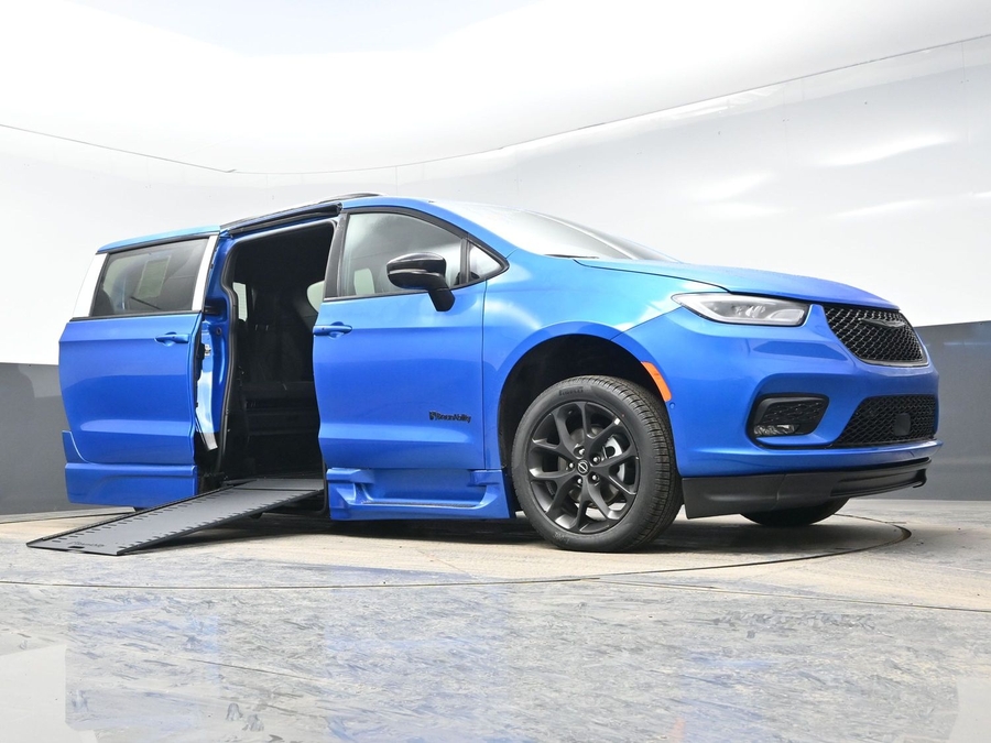 New 2026 Chrysler Pacifica Select Sport - BraunAbility Side Entry Entry In Floor Automatic Ramp