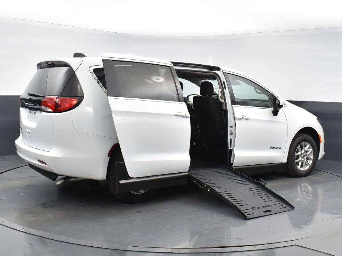 White Chrysler Voyager image number 12