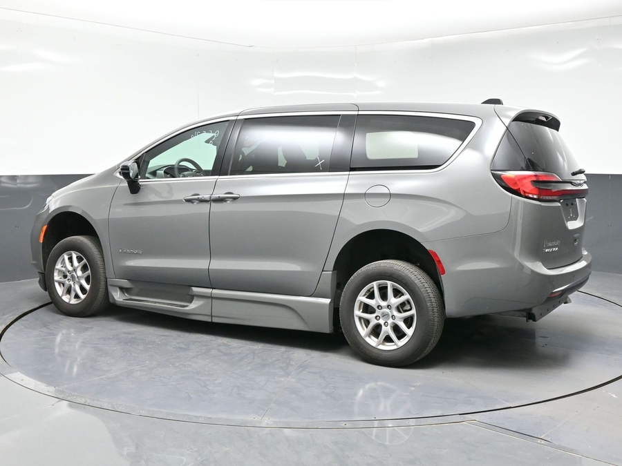 Used 2025 Chrysler Pacifica Select - BraunAbility Side Entry Entry Fold Out Automatic Ramp