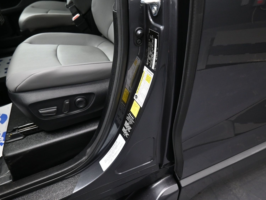 Grey Toyota Sienna image number 11