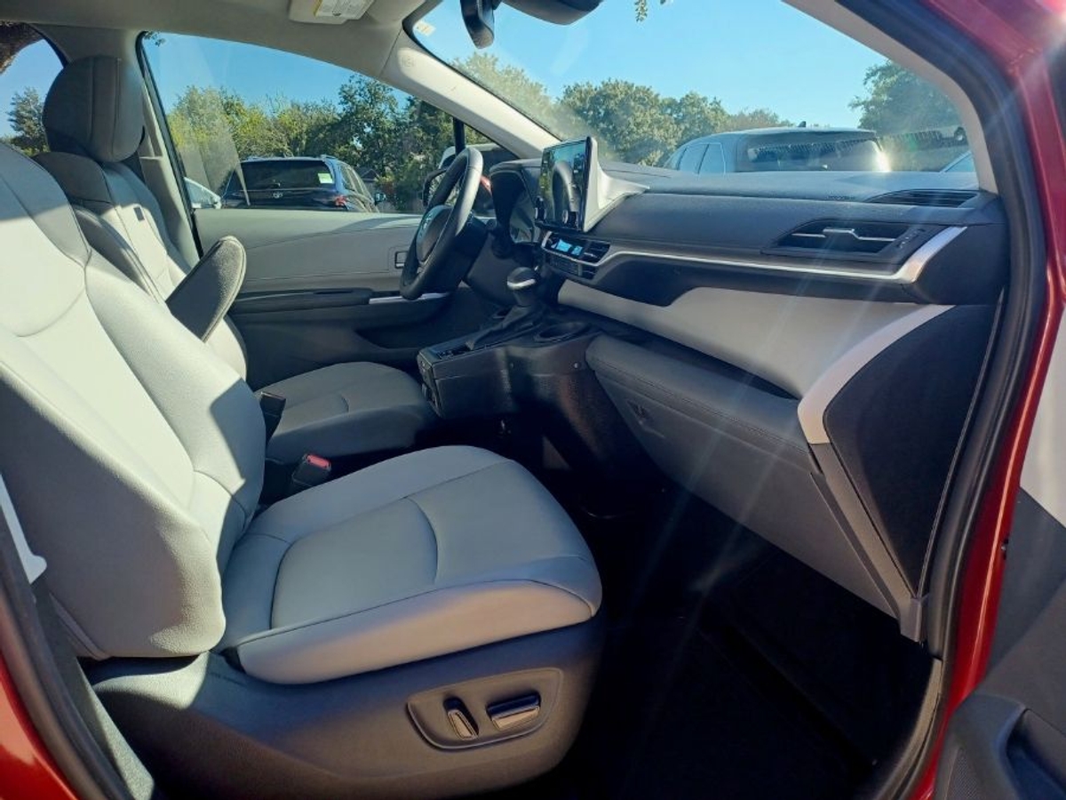 2023 TOYOTA SIENNA - Image 17