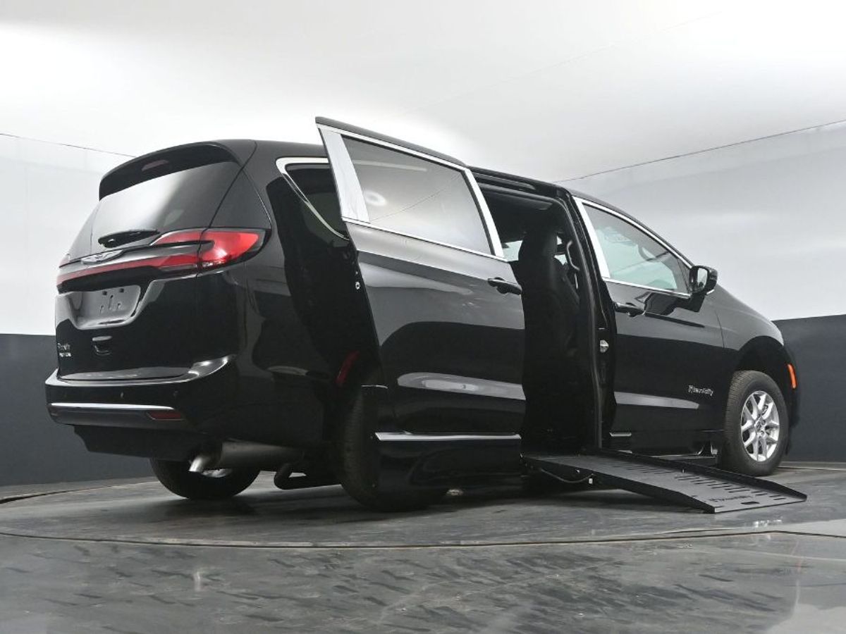 2025 CHRYSLER PACIFICA - Image 13