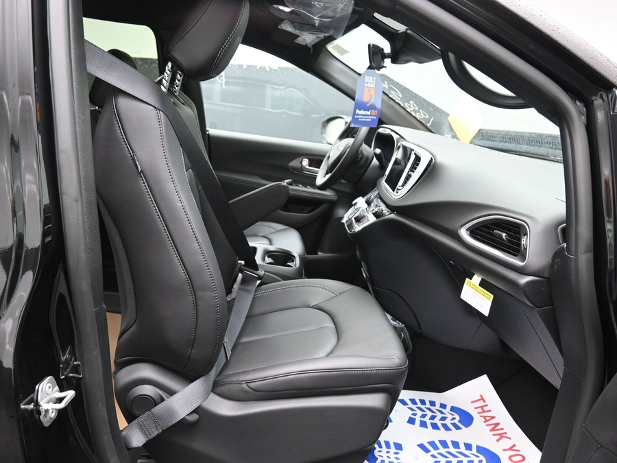 Black Chrysler Voyager image number 11